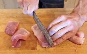 Fleisch für die Salami in Streifen schneiden