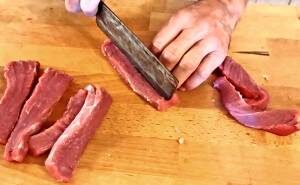 Fleischstücke in Streifen schneiden.