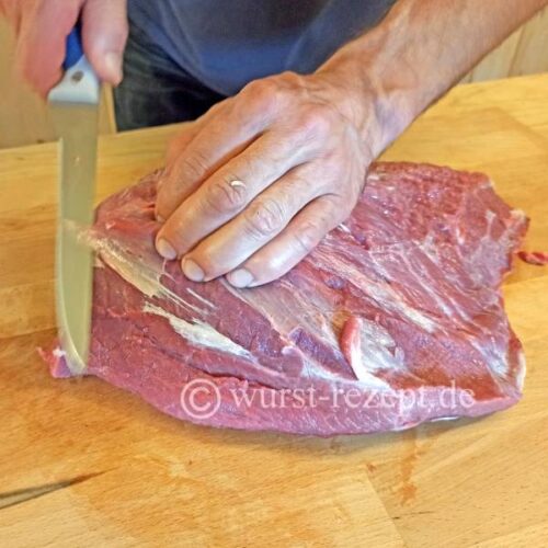 Der Fleischzuschnitt beim Bratwürste selbst machen.