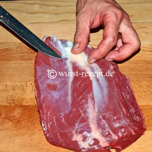 Das Fleisch putzen beim Salami selber machen.