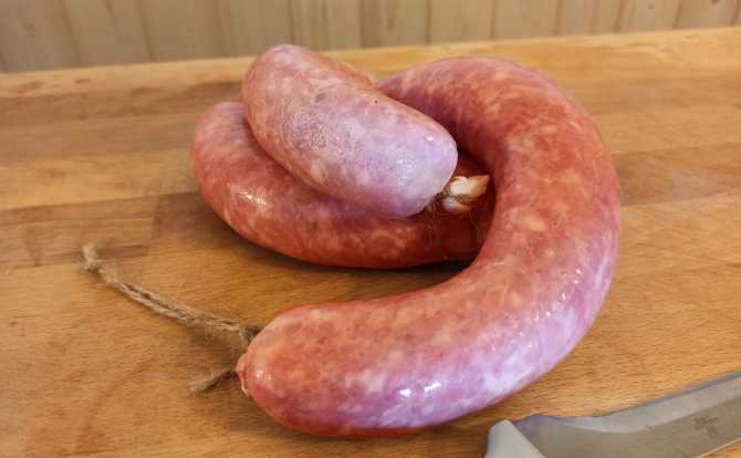 Eine rohe Rindswurst.