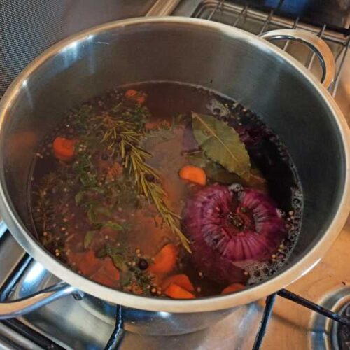 Die Wurst in Kesselbrühe brühen.