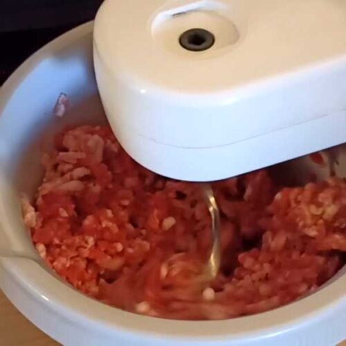 Die Fleischwaren tüchtig vermengen.