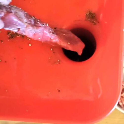 Das Fleisch durch den Fleischwolf lassen.