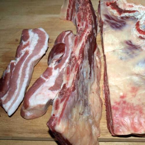 Das Fleisch für die Rindswurst zuschneiden.