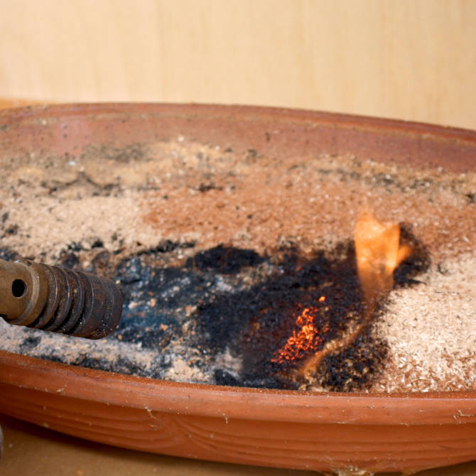 Anleitung wie man die Späne zum brennen bringen kann, um später die Schinken zu räuchern.