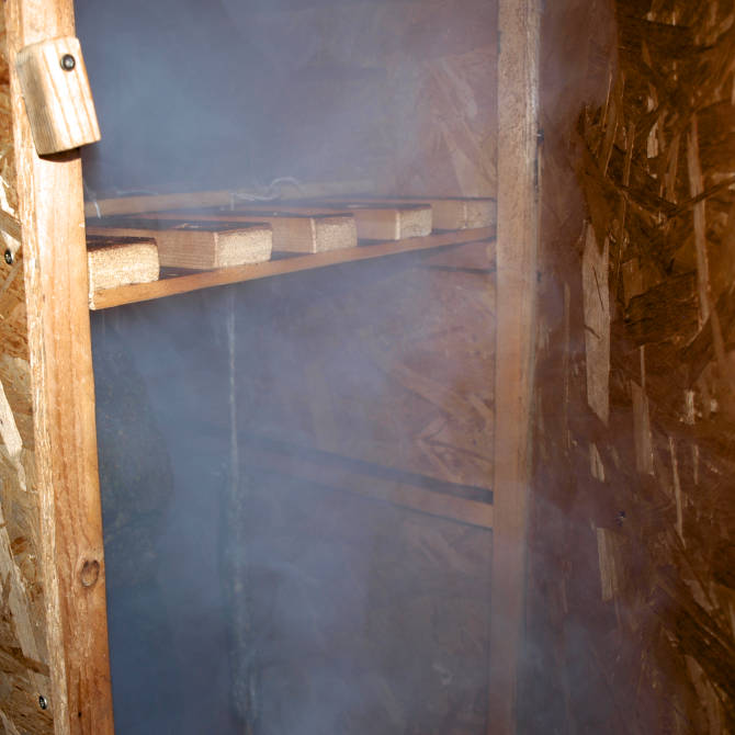 Die Anleitung wie man die Rauchdichte beim Schinken räuchern gering hält.