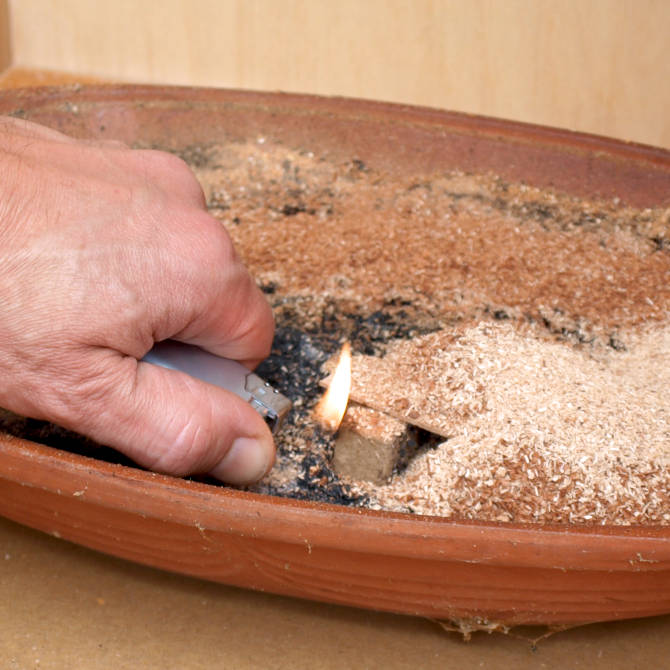 Ein Holzstückchen auf dem Würfel, um ihn beim Schinken räuchern besser anzünden zu können.