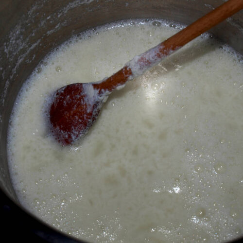 Wie die Milch beim Paneer selber machen flockig wird.