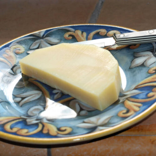Ein Stück Paneer Käse nach dem Reifen.
