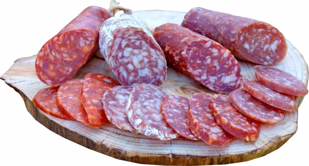 Eine bunte Salami Auswahl aus dem Buch Wurst selber machen.